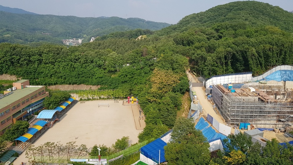 경기 용인시 지곡동 지곡초등학교 앞에 들어서는 콘크리트 혼화제 연구소를 놓고 주민들이 4년째 건축 허가 취소 싸움을 벌이고 있다. 홍용덕 기자