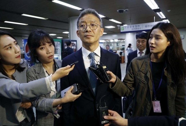 서지현 창원지검 통영지청 검사를 성추행하고 인사상 불이익을 준 의혹을 받고 있는 안태근 전 법무부 검찰국장이 5월18일 오전 서울 서초구 서울중앙지법에서 열린 첫 공판에 출석하기 위해 법정으로 향하고 있다. 박종식 기자 anaki@hani.co.kr