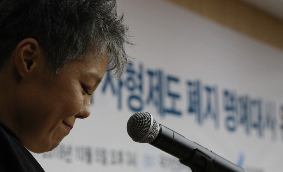가수 이은미가 지난달 5일 오후 서울 중구 국가인권위원회 사무실에서 열린 사형제도 폐지 명예대사 위촉식에서 소감을 말하고 있다. 백소아 기자 thanks@hani.co.kr