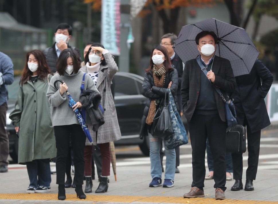 서울에 미세먼지 비상저감조처가 발령된 7일 아침 서울 광화문 네거리에서 마스크를 쓴 시민들이 발걸음을 재촉하고 있다. 백소아 기자 thanks@hani.co.kr