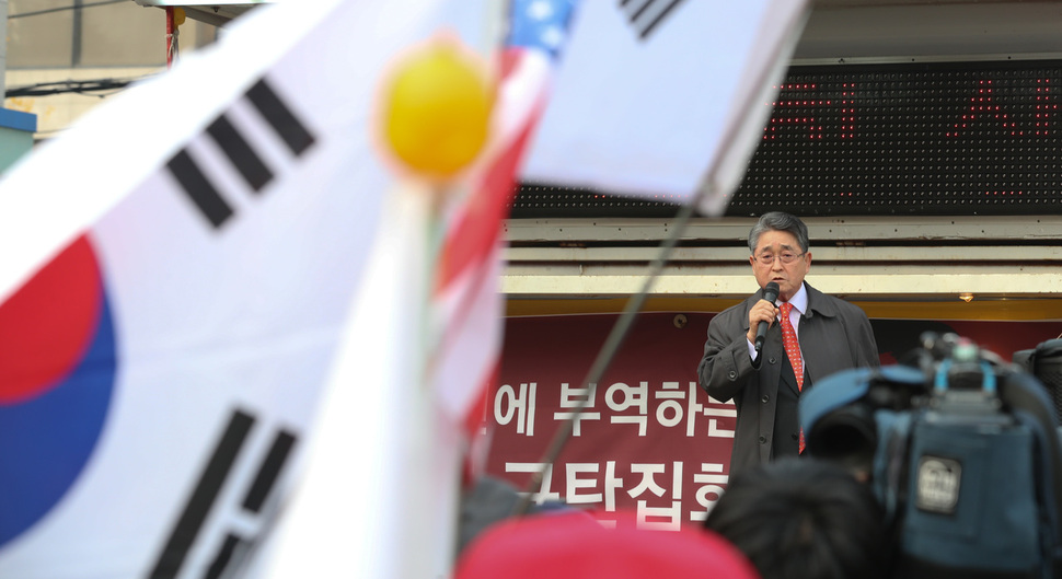 극우 인사 지만원씨가 7일 오후 서울 강서구 방화동 김성태 자유한국당 원내대표의 지역구 사무실 앞에서 ‘좌파정권에 부역하는 김성태 규탄집회'를 열어 김 원내대표를 비난하는 연설을 하고 있다. 김정효 기자