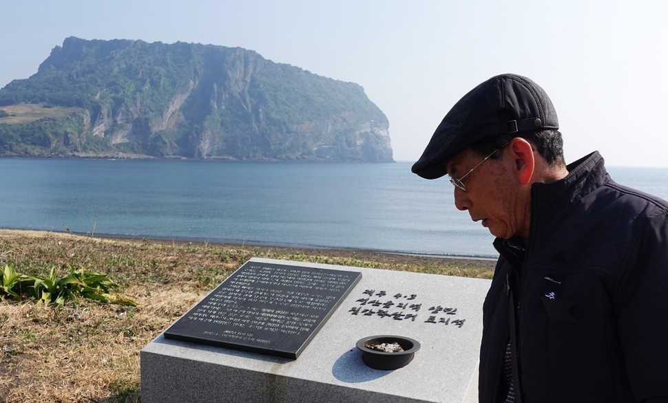 제주4·3 당시 성산포 터진목 학살 현장의 유일한 생존자 오인권(72)씨가 지난 5일 터진목을 찾아 상념에 잡혔다.