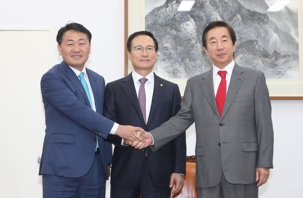 자유한국당 김성태(오른쪽부터), 더불어민주당 홍영표, 바른미래당 김관영 원내대표가 8일 오전 서울 여의도 국회 운영위원장실에서 여야 3당 원내대표 회동을 하기 전 악수하고 있다. 신소영 기자 viator@hani.co.kr