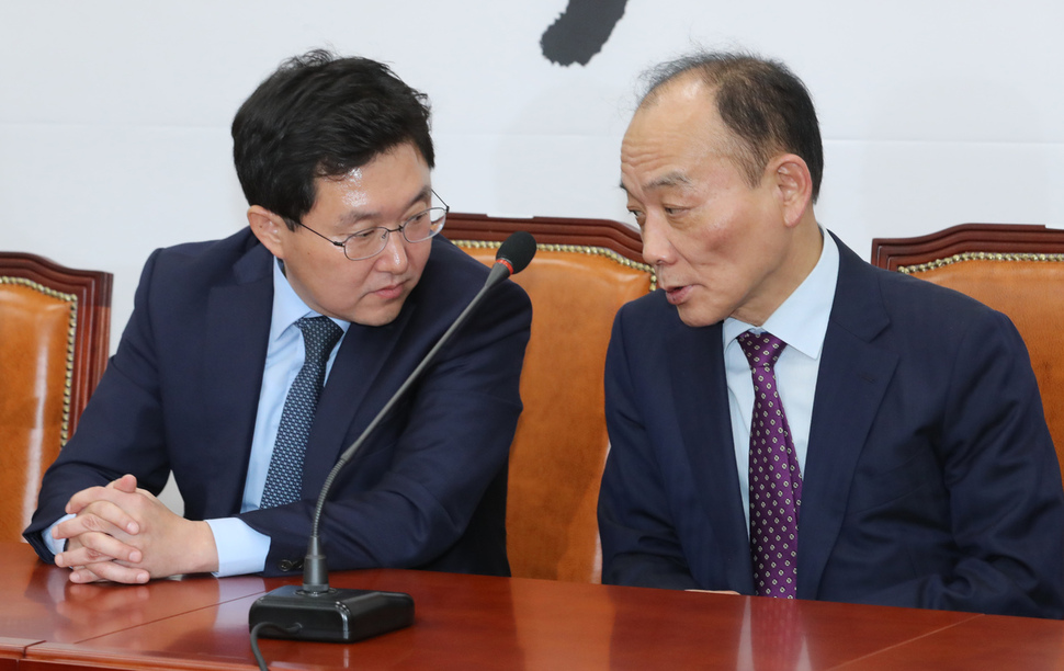 자유한국당 조직강화특별위원회 김용태 위원장과 전원책 위원이 지난달 11일 오후 국회에서 열린 기자간담회에서 이야기하고 있다. 강창광 기자 chang@hani.co.kr