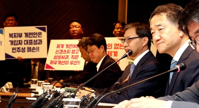 보건복지부의 국민연금 개편안이 대통령한테서 퇴짜를 맞아 미궁에 빠졌다. 박능후 보건복지부 장관(오른쪽)이 지난 5일 서울 중구 플라자호텔에서 열린 국민연금기금운영위원회에서 인사말을 하고 있다. 뒤로 국민연금공단 노조원 등 시민단체회원들이 ‘국민합의 없는 기금체계 개편을 반대한다’며 손팻말을 들고 시위를 벌이고 있다. 김경호 선임기자 jijae@hani.co.kr