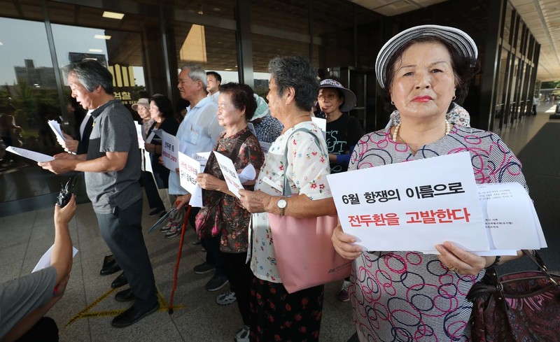 군인권센터와 민주화운동 민주열사 유가족 단체 및 시민사회단체 회원들이 지난 8월22일 서울 서초구 서초동 서울중앙지검에서 전두환 전 대통령의 내란음모죄 고발장을 접수하기에 앞서 기자회견을 하고 있다. 박종식 기자 anaki@hani.co.kr