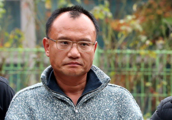 폭행과 강요, 마약류 관리에 관한 법률 위반 등의 혐의로 체포된 양진호 한국미래기술 회장이 7일 오후 경기도 수원시 경기남부지방경찰청으로 들어서고 있다.  연합뉴스
