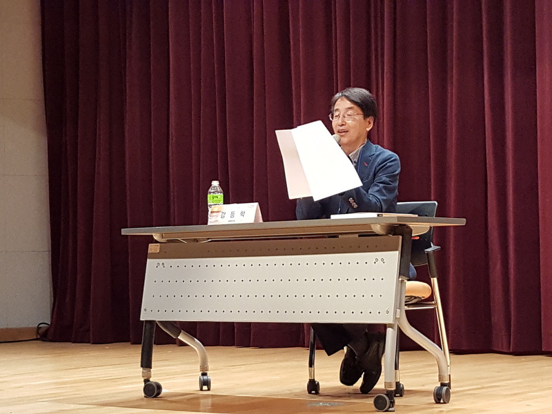 강등학 강릉원주대 명예교수가 9일 인천광역시 인천무형문화재전수교육관에서 열린 2018 한국민속학자대회에서 아리랑의 남북 변모실태와 활로 방안을 설명하고 있다. 한국민속학회 제공
