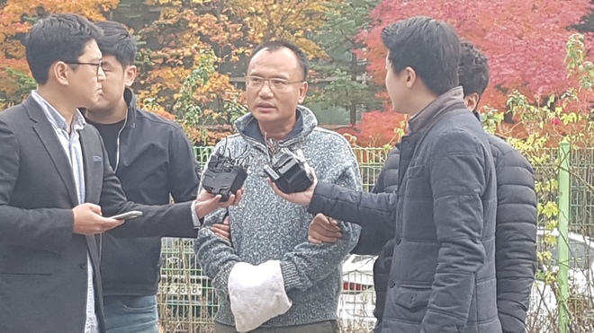 지난 7일 체포된 양진호 한국미래기술 회장이 경기남부지방경찰청 광역수사대로 압송돼 기자들의 질문에 답하고 있다. 김기성 기자