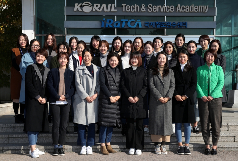 장기 투쟁 뒤 복직해 12일 첫 출근을 앞두고 연수를 받고 있는 김승하 전 케이티엑스 열차승무지부장(앞줄 오른쪽 첫째)과 동료들이 지난 1일 오후 경기도 의왕시 코레일인재개발원 연수센터 앞에서 기념사진을 찍고 있다. 강재훈 선임기자 khan@hani.co.kr