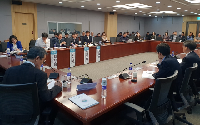 11월8일 열린 국회 토론회에 국토부, 원안위 등 정부 부처 담당자와 대한항공, 아시아나항공 등 항공운수사업 담당자들이 참석했다.