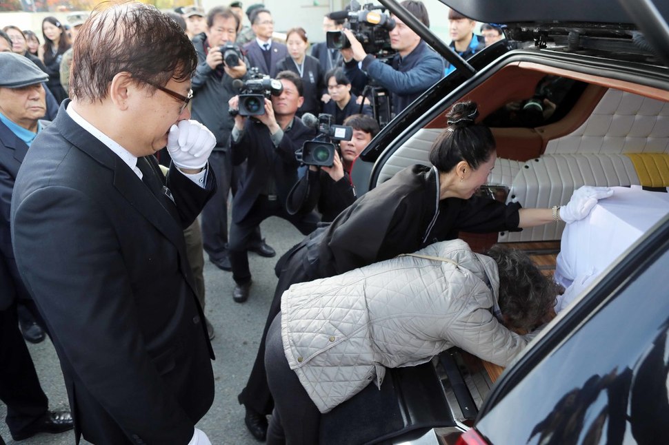 11일 부산국군병원에서 열린 윤창호씨 영결식에서 유족들이 윤씨의 관을 어루만지며 울고 있다. 연합뉴스