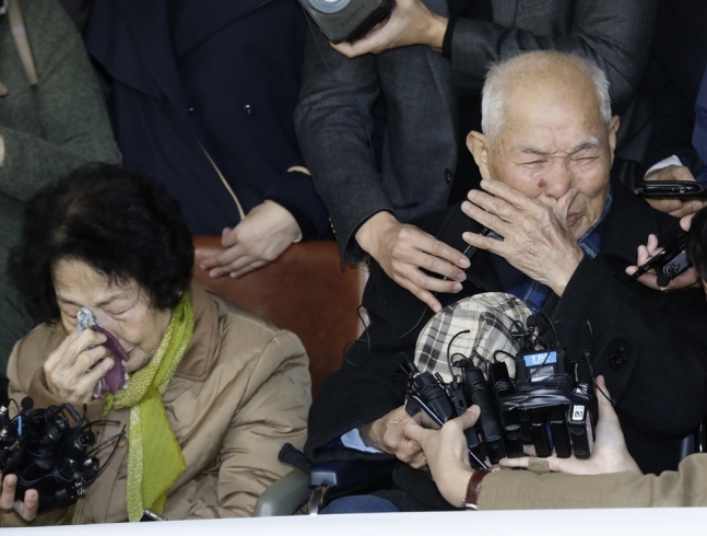 일제 강제동원 피해자들이 일본 신일본제철(현 신일철주금)을 상대로 낸 손해배상청구 소송에서 13년8개월만에 피해자들의 승소 판결이 난 30일 오후 강제동원 문제해결과 대일과거청산을 위한 공동행동 회원들과 피해자들이 서울 서초구 서초동 대법원 앞에서 기자회견을 하고 있다. 강제동원 피해자 이춘식(94)씨가 소감을 말하면서 눈물을 흘리고 있다.. 김명진 기자 littleprince@hani.co.kr
