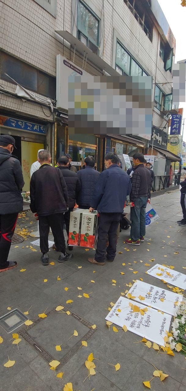 9일 벌어진 서울 종로구 관수동 국일고시원 화재사고의 생존자 등이 11일 오전 사고현장을 찾아 짐을 챙기고 있다. 장예지 기자 jpen@hani.co.kr
