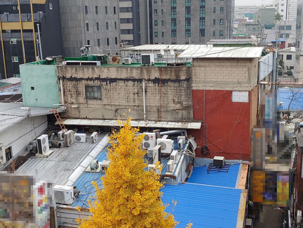 현재 가장 많은 이주민이 입주한 종로구 ㄱ 고시텔 외관. 창이 있는 외부방 바깥이 에어컨 실외기 등에 가려져 있다. 사진 박윤경 기자