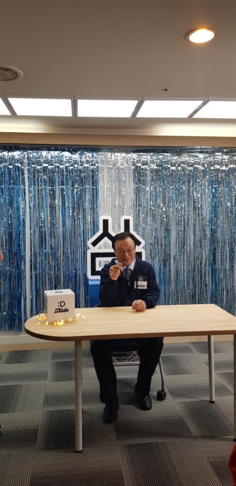 이해찬 더불어민주당 대표가 11일 오전 11시 신규 유튜브 채널 ‘씀‘ 오픈식에서 손가락으로 하트를 만들어 보이고 있다.