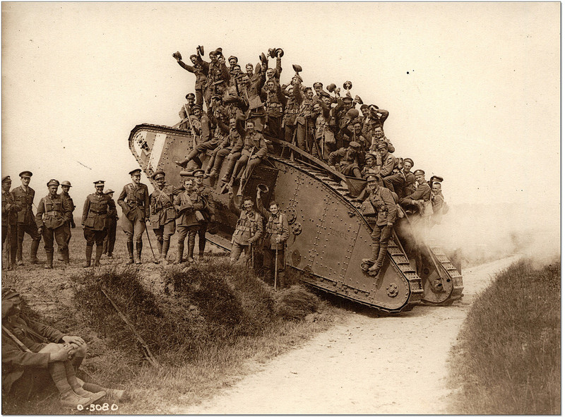 제1차 세계대전 당시 연합군 병사들이 인류 역사상 처음 등장한 탱크에 올라타거나 옆에 서서 기념사진을 찍고 있다.  FLICKR