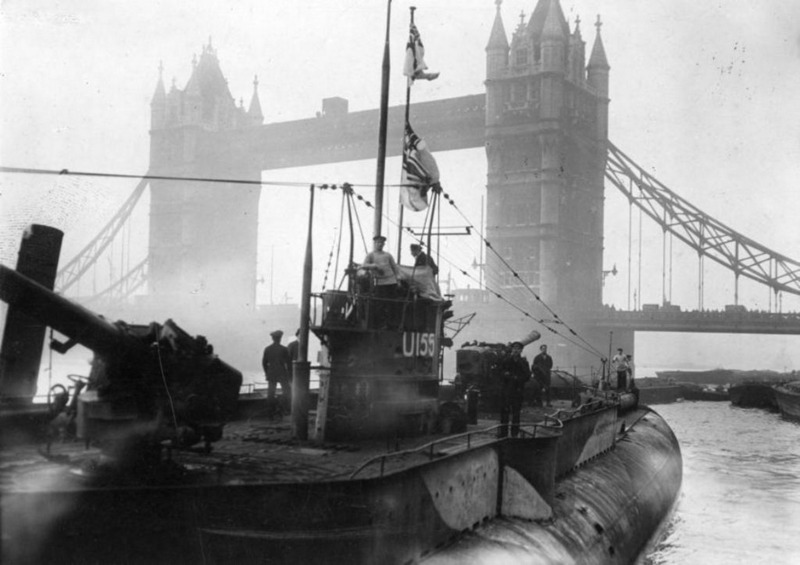 제1차 세계대전 종전협정이 맺어진 1918년 영국 런던의 타워브리지 근처에 전시된 독일군 잠수함 U-155. 출처 위키피디아