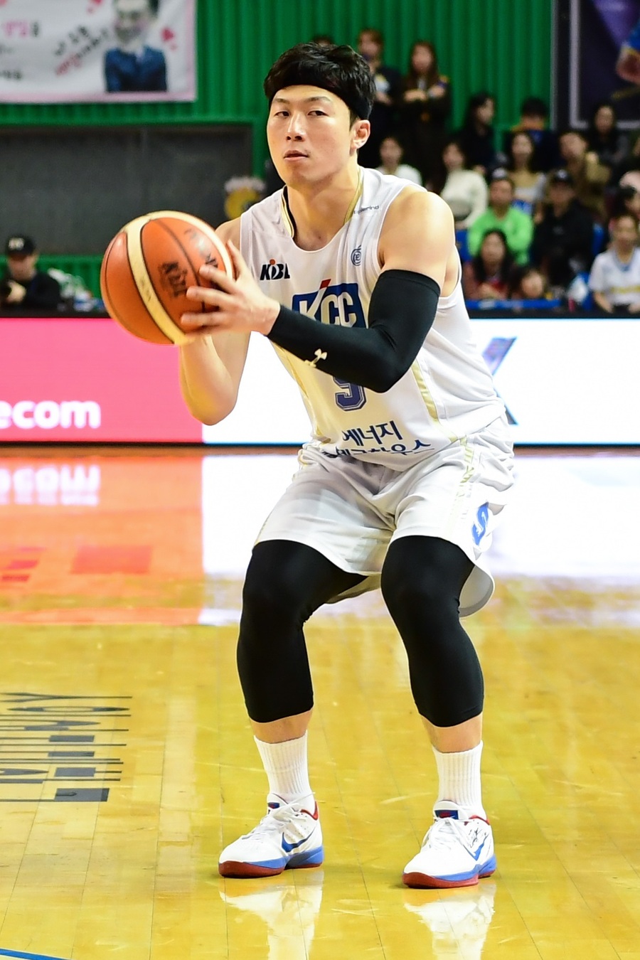 케이씨씨의 이정현이 11일 잠실실내체육관에서 열린 프로농구 삼성과의 경기에서 슛 준비를 하고 있다. KBL 제공