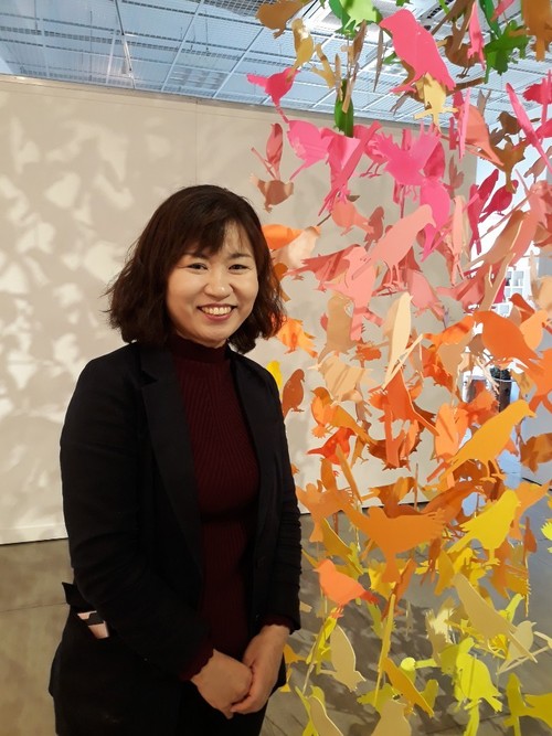 ‘생태여성주의’(에코-페미니즘)를 추구하는 조성숙(46) 작가가 10일  광주 무등현대미술관 전시실에서 작품 ‘새 탑’ 앞에서 환하게 웃고 있다. 정대하 기자