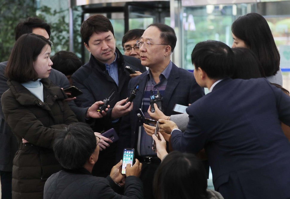 홍남기 경제부총리 후보자가 12일 청문회 준비 사무실이 마련된 서울 중구 예금보험공사로 출근하며 기자들의 질문을 받고 있다. 백소아 기자