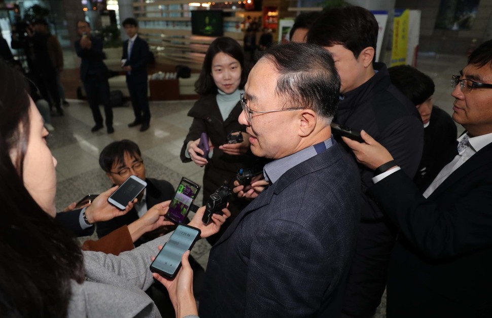 홍남기 경제부총리 후보자가 12일 청문회 준비 사무실이 마련된 서울 중구 예금보험공사로 출근하며 기자들의 질문을 받고 있다. 백소아 기자