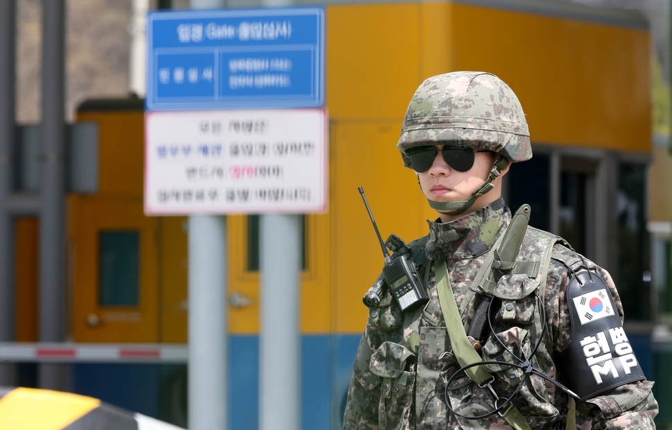 경기도 파주 도라산 남북출입사무소 출입경통제소에 헌병이 경계근무를 서고 있다. 파주/김정효 기자 hyopd@hani.co.kr