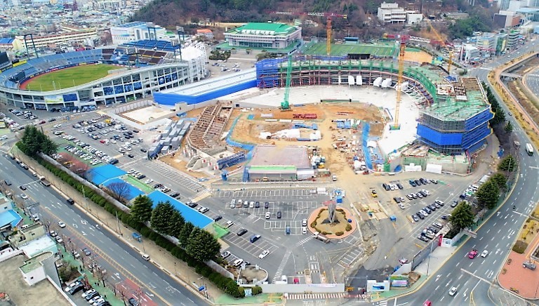 프로야구 엔씨 구단 전용 야구장이 내년 2월 완공목표로 한창 건설되고 있다. 창원시 제공