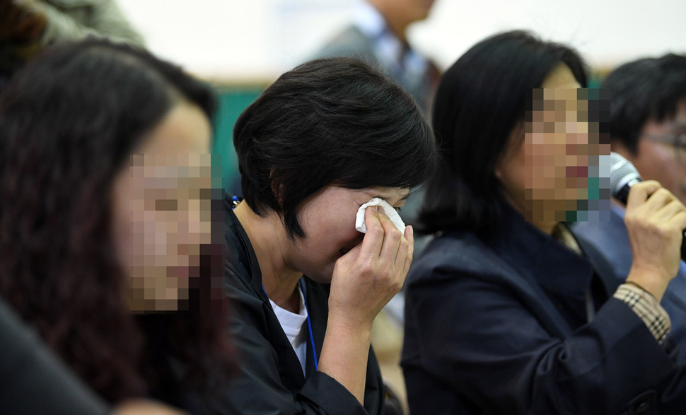 지난달 8일 사회복무요원이 장애학생을 폭행한 사건이 일어난 서울 인강학교를 찾은 유은혜 교육부총리와 간담회를 갖던 한 학부모가 눈물을 흘리고 있다. 공동취재사진