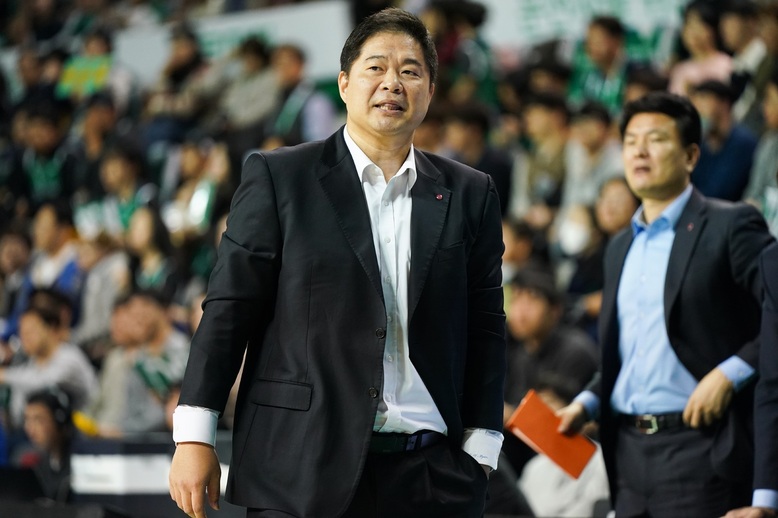 현주엽 창원 엘지(LG) 감독이 지난 6일 원주종합체육관에서 열린 2018~2019 프로농구 원주 디비(DB)와 경기에서 팀을 지휘하고 있다. KBL 제공