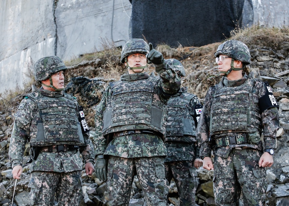 김용우 육군참모총장(가운데)이 12일 강원도 철원 지역 감시초소 철거 현장을 둘러보며 지시를 내리고 있다. 국방부 제공