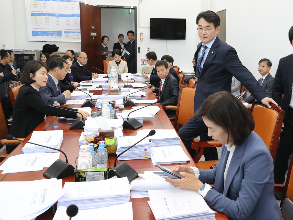 유치원 비리를 막기 위한 이른바 ‘박용진 3법’ 등을 논의할 국회 교육위 법안심사소위가 12일 오후 국회에서 속개되기에 앞서 박용진 더불어민주당 의원이 자리하고 있다. ‘박용진 3법’은 △사립유치원 회계관리시스템 사용 의무화(유아교육법) △유치원 설립자의 원장 겸직 금지(사립학교법) △학교급식 대상에 유치원 포함(학교급식법) 등 사립유치원의 공공성을 강화하는 내용을 담고 있다. 강창광 기자 chang@hani.co.kr