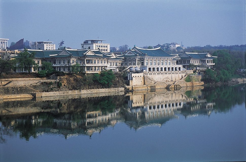 1960년 북한 평양 창전동 대동강 옥류교 옆에 문을 연 북한의 대표적인 음식점인 옥류관. 경기도 각 지방정부들이 평양 옥류관 1호점 유치 경쟁을 벌이고 있다. 게티이미지 코리아
