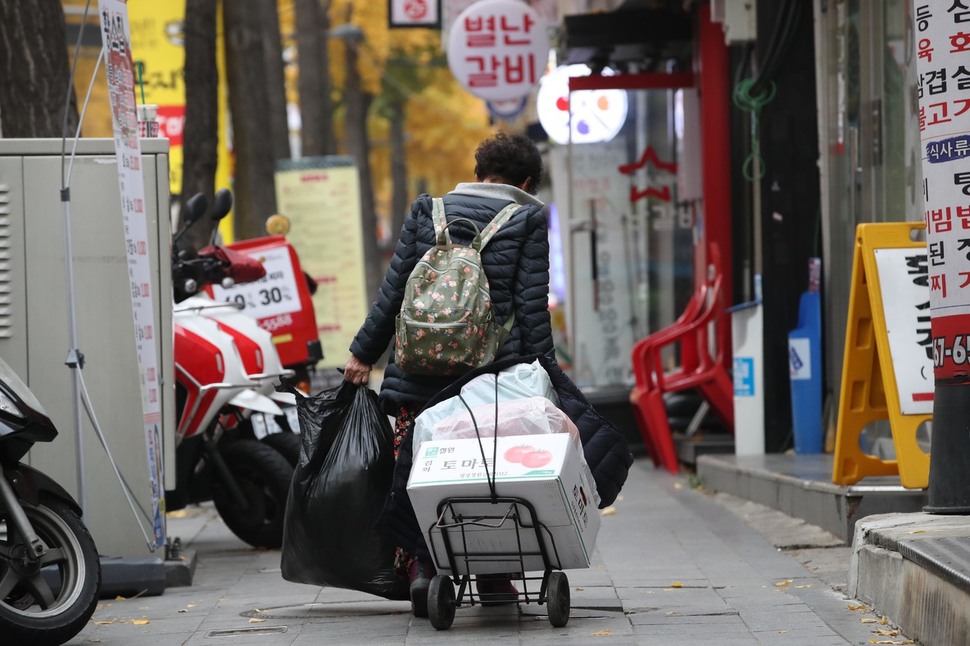 11일 오전 화재로 7명이 사망한 종로구 국일고시원의 화재현장 모습. 경찰의 명부를 확인한 한 생존자가 고시원에서 자신의 짐을 챙겨 어디론가 옮기고 있다. 김봉규 선임기자 bong9@hani.co.kr