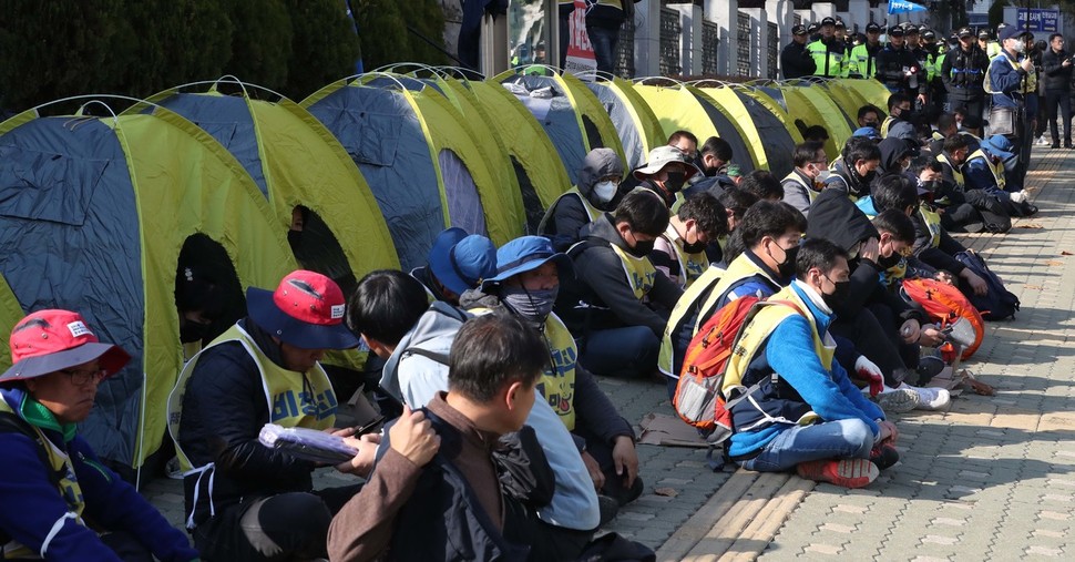 비정규직 노동자들이 13일 오후 서울 서초동 대검찰청 앞에서 사법적폐 청산, 부역자 처벌을 요구하며 농성을 하고 있다. 박종식 기자 anaki@hani.co.kr