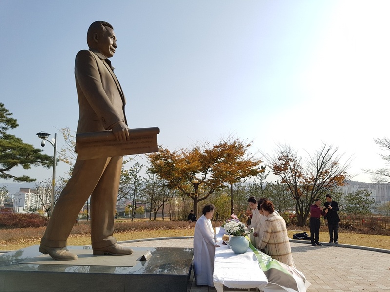 ‘박정희 대통령 100회 탄신제’가 열린 지난해 11월14일 경북 구미시 상모동 박정희 전 대통령 동상 앞에 사람들이 생일상을 차리고 있다. 김일우 기자 cooly@hani.co.kr