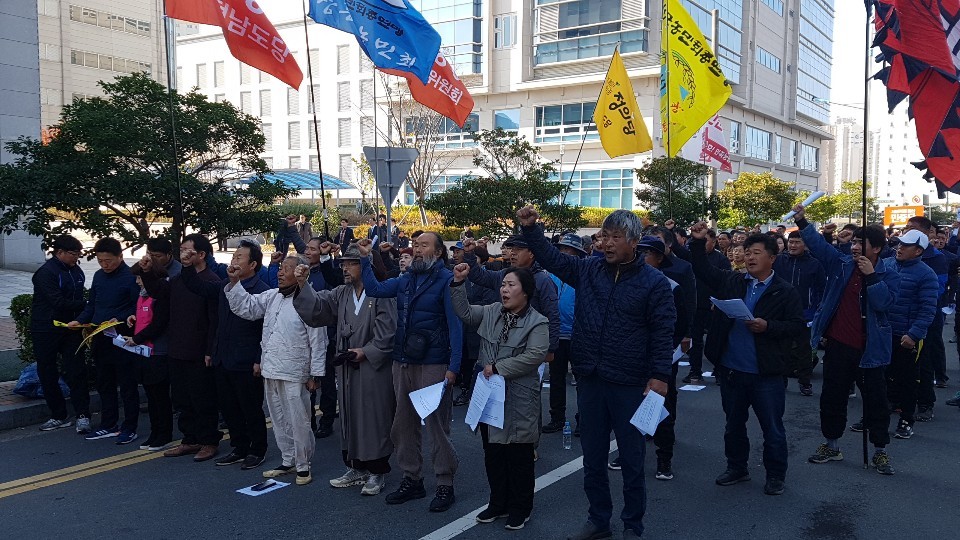 광주·전남지역 농민 300여명이 11일 더불어민주당 전남도당 앞 도로에서 집회를 열어 ‘밥 한 공기 300원 보장’을 촉구하고 있다.