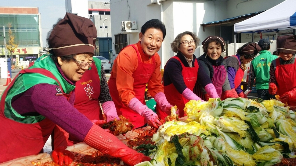 대전 중구 태평1동 주민센터에서 13일 주민들이 박용갑 구청장(왼쪽에서 세 번째)과 함께 김장김치를 담그고 있다. 대전 중구청 제공