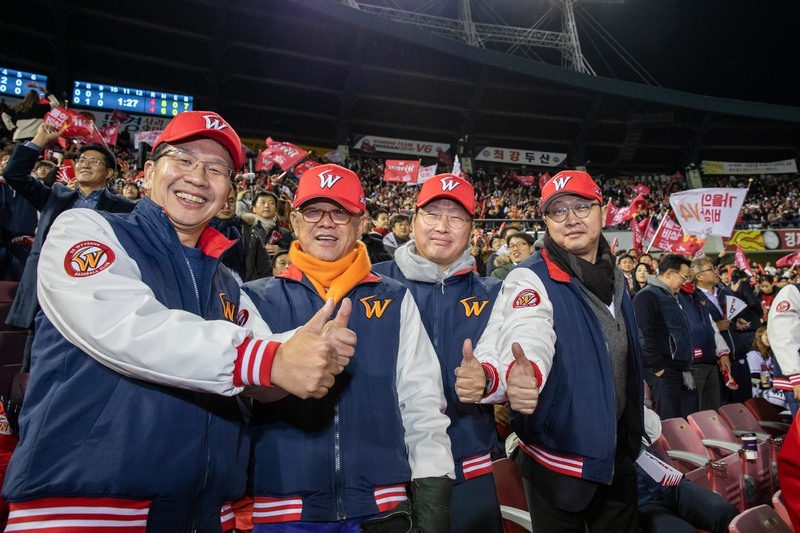 에스케이(SK)그룹 총수일가 4형제가 13일 서울 잠실 야구장에서 한국시리즈 6차전을 관람하다가 찍은 기념사진. 왼쪽부터 최창원 SK디스커버리 부회장, 최신원 SK네트웍스 회장, 최태원 SK그룹 회장, 최재원 SK그룹 수석부회장. SK그룹 제공