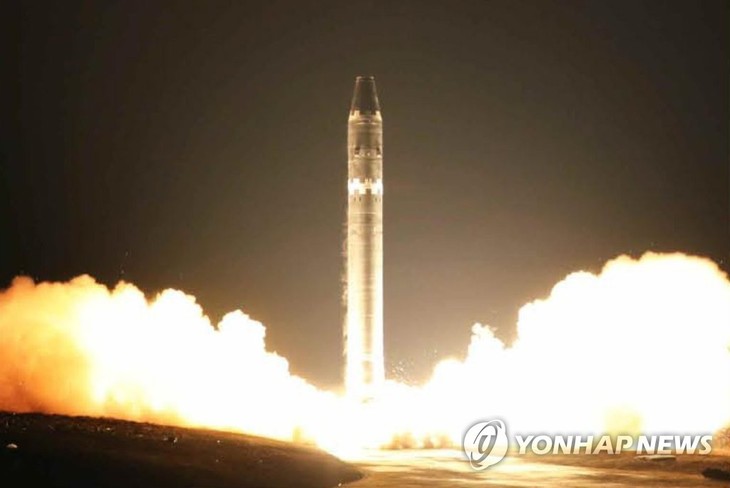 북한이 2017년 11월 대륙간탄도미사일(ICBM) ‘화성-15형’을 발사하고 있다.