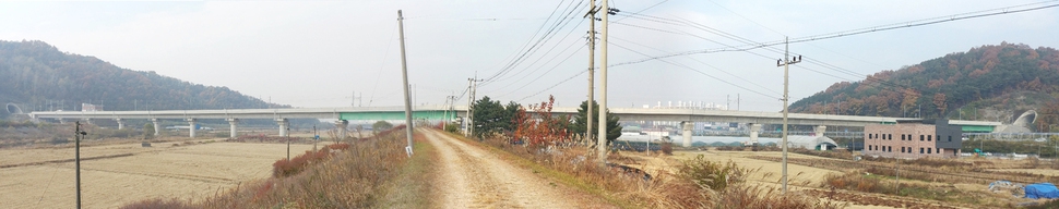 세종역 후보지. 세종시는 금남면 발산·용포리 일대로 영곡터널(왼쪽)과 장재터널(오른쪽)을 잇는 680m 다리 위에 승강장을 두고, 그 아래에 주차장 등을 설치하는 계획을 검토하고 있다. 오윤주 기자