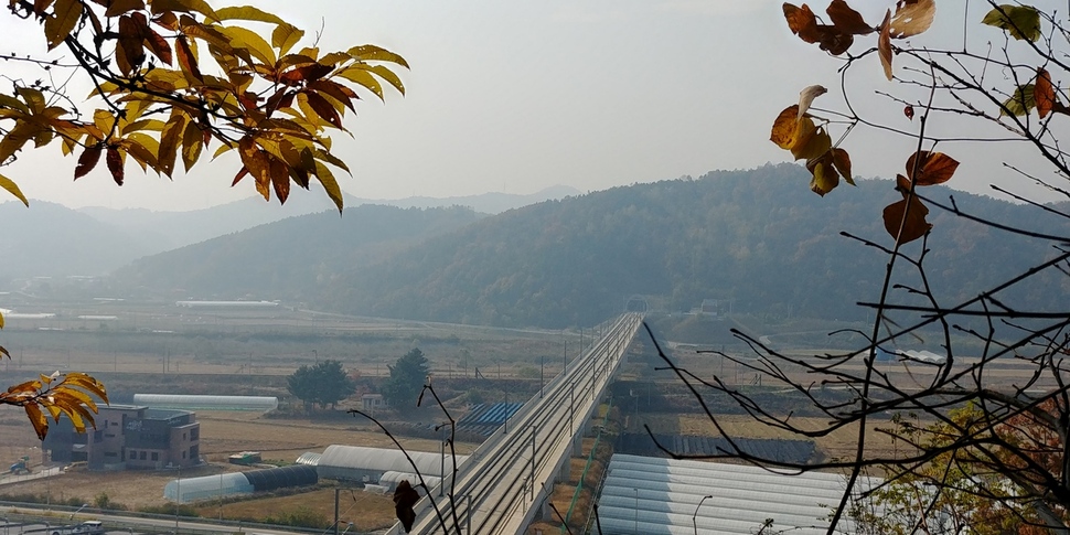 세종시 금남면 발림봉 장재터널 위에서 본 세종역 후보지. 세종은 2025년까지 이 다리와 주변에 세종역 설치를 추진하고 있다. 오윤주 기자