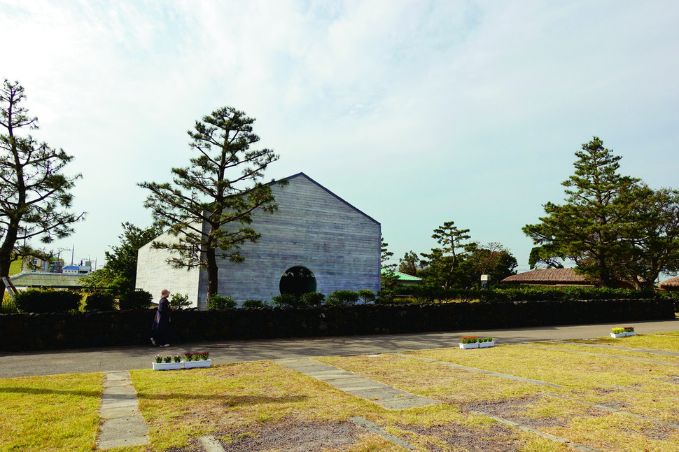 조선의 예술가이자 대학자였던 추사 김정희 선생을 기리기 위해 지어진 제주 추사관. 추사의 걸작 ’세한도’를 모티브로 하여 건축물로 형상화 했다.