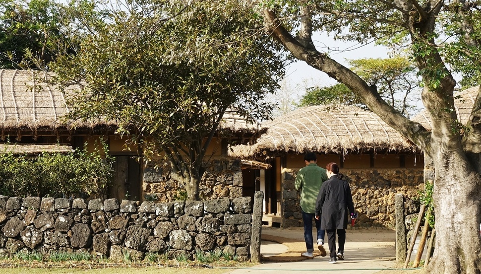 추사가 유배생활을 했던 추사적거지를 관광객들이 둘러보고 있다.