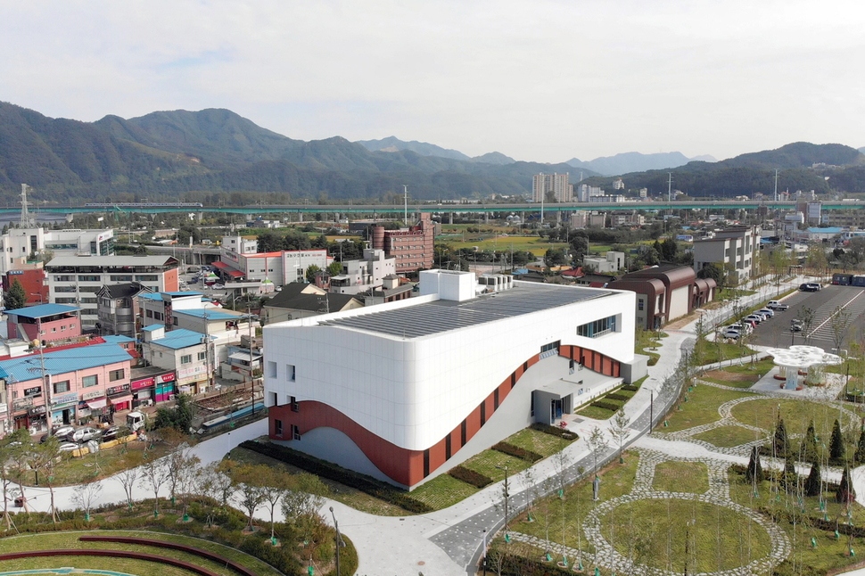경기도 가평군 경춘선 옛 가평역 폐철도 부지에 뮤직빌리지가 최근 완공돼 내년 1월부터 본격 가동된다. 가평군 제공