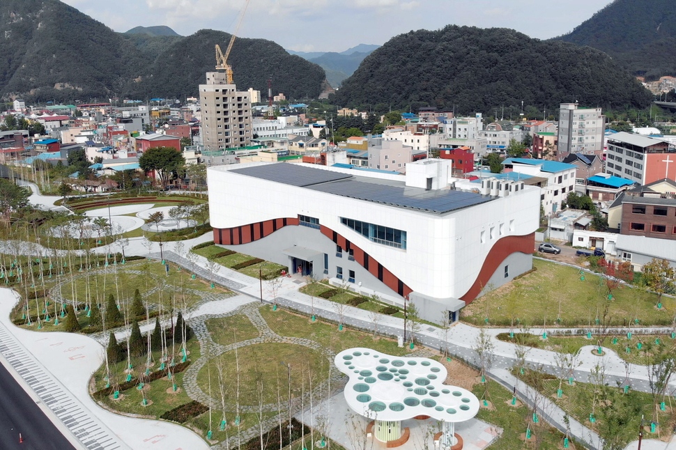 경기도 가평군 경춘선 옛 가평역 폐철도 부지에 조성된 뮤직빌리지. 다음달 14일 준공식을 연 뒤 내년 1월1일부터 본격 가동된다. 가평군 제공