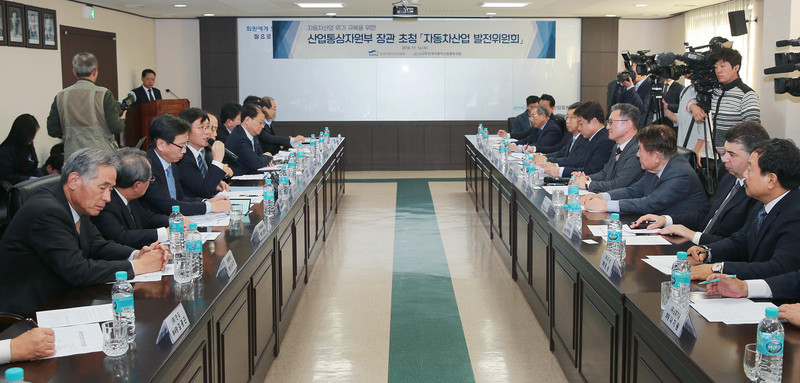 완성차 5개사와 주요 1·2차 부품업체 사장단, 자동차산업협회, 연구기관 대표 등 17명으로 구성된 자동차산업발전위원회는 14일 성윤모 산업통상자원부 장관을 초청해 회의를 진행했다. 산업부 제공