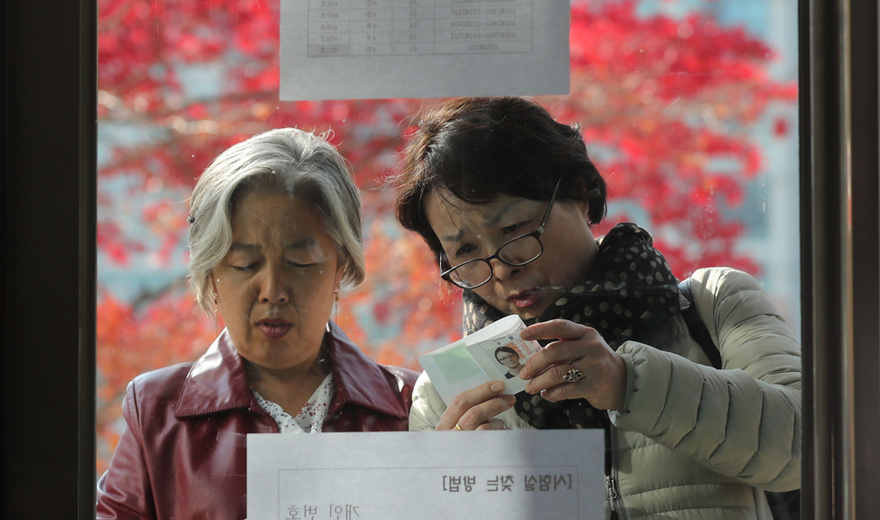 늦깎이 고등학생 이은자(왼쪽)씨와 이명자씨가 2019학년도 대학수학능력시험을 하루 앞둔 14일 오전 서울 중구 이화여자고등학교를 찾아와 수험장 위치를 확인하고 있다. 백소아 기자 thanks@hani.co.kr