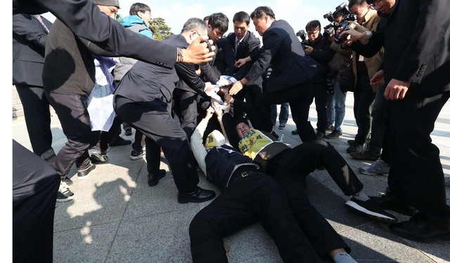 기아자동차, 한국지엠 등 비정규직 노동자들이 14일 오후 국회의사당 앞에서 기습시위를 벌이려 하자 국회 경비직원들이 막고 있다. 박종식 기자 anaki@hani.co.kr