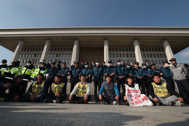 현대기아차, 아사히글라드 등 비정규직 노동자들이 14일 오후 국회의사당 앞에서 기습시위를 벌이자 경찰과 국회 경비직원들이 막고 있다. 박종식 기자 anaki@hani.co.kr